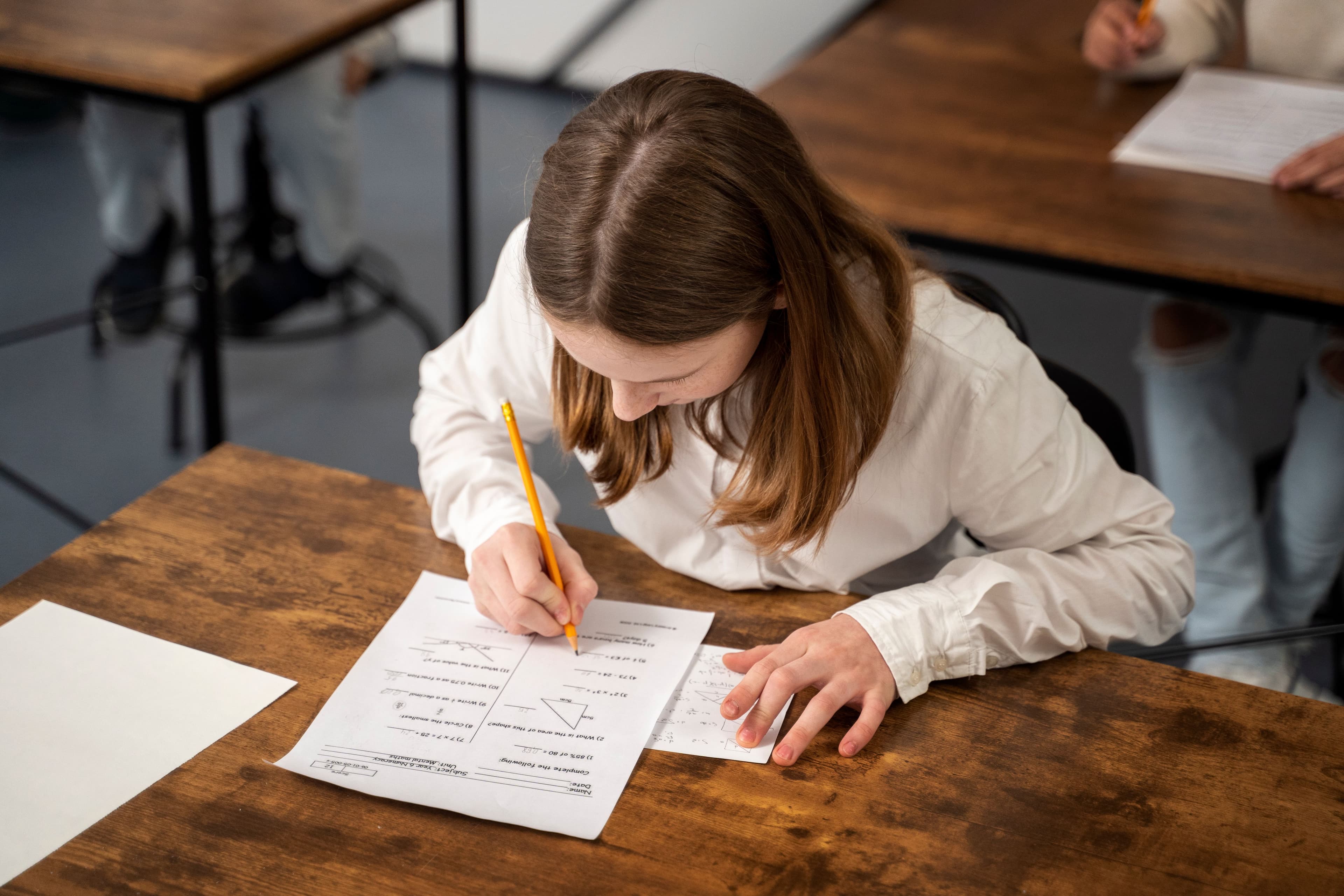 Alumna de Beverly School of English, realizando un examen